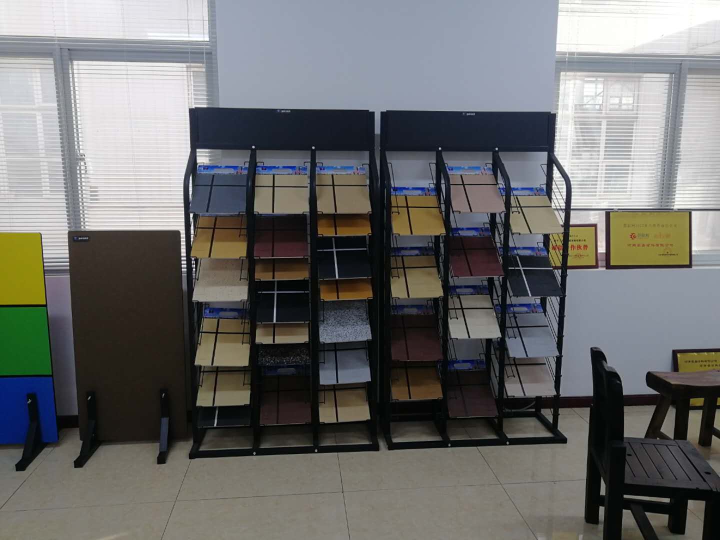 ?冠晶石和水包砂外墻涂料的區(qū)別，你知道多少